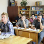 Студенты слушают библейский урок